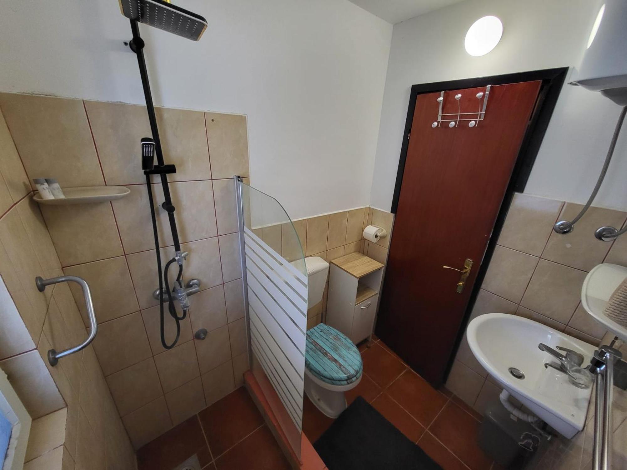 Apartment Bunjo'S Beach House โตรกีร์ ภายนอก รูปภาพ