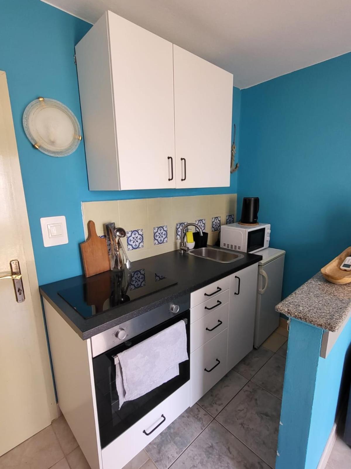 Apartment Bunjo'S Beach House โตรกีร์ ภายนอก รูปภาพ