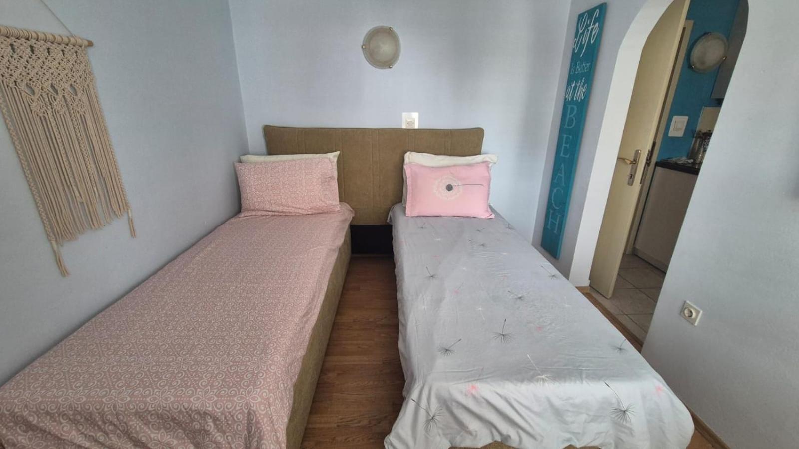 Apartment Bunjo'S Beach House โตรกีร์ ภายนอก รูปภาพ