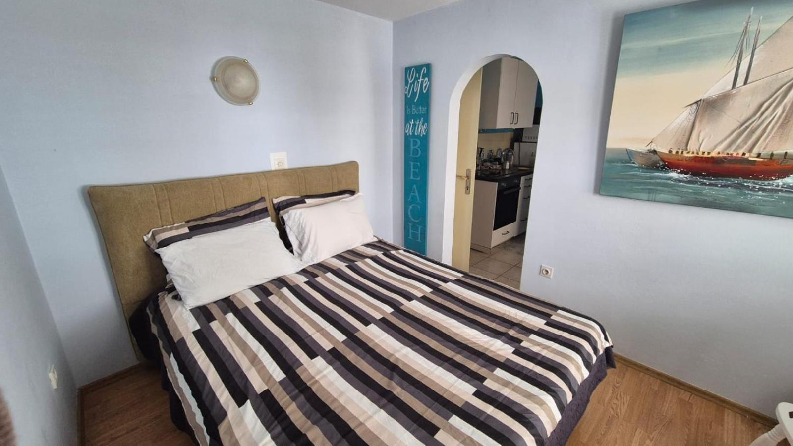 Apartment Bunjo'S Beach House โตรกีร์ ภายนอก รูปภาพ
