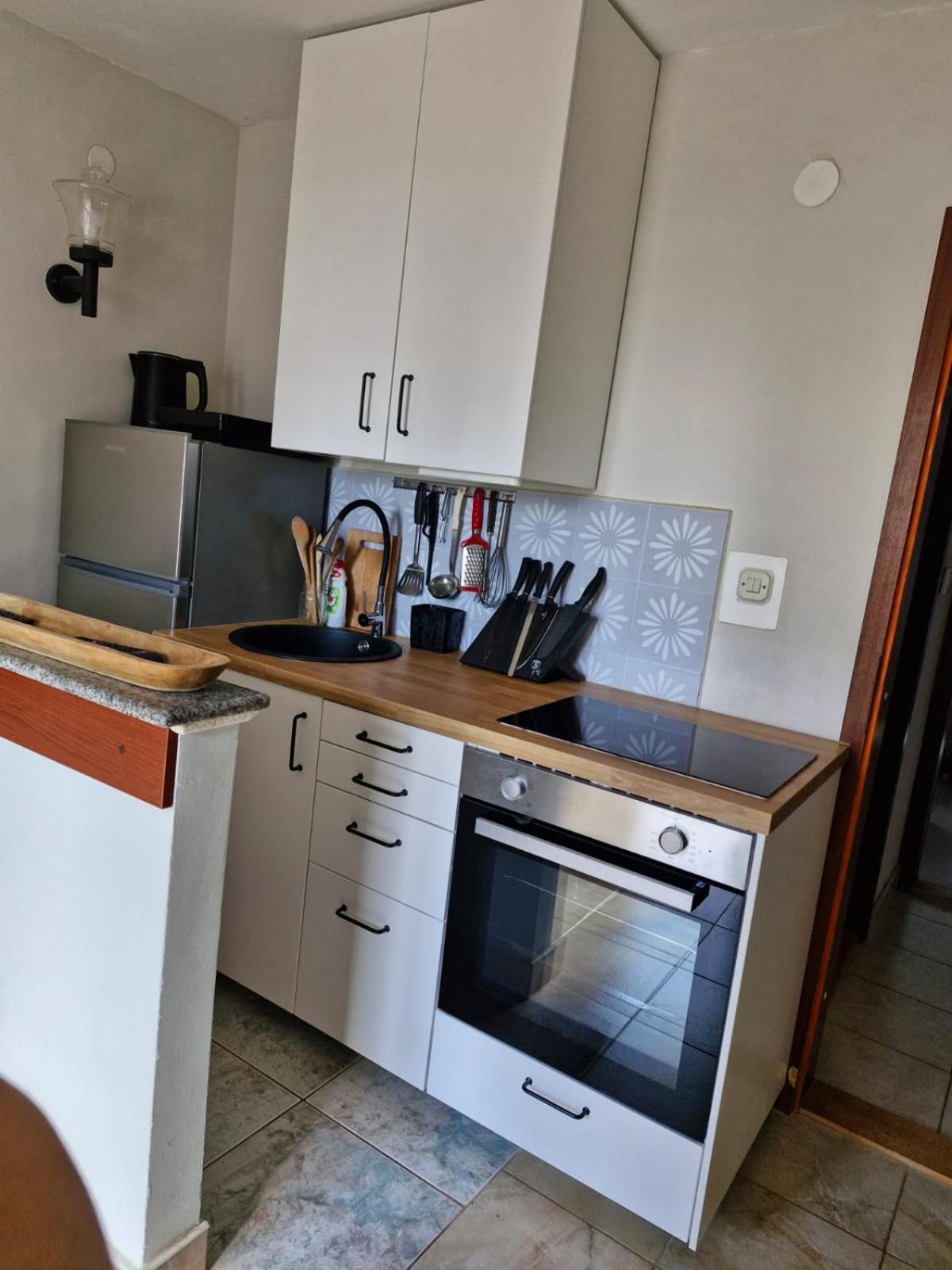 Apartment Bunjo'S Beach House โตรกีร์ ภายนอก รูปภาพ